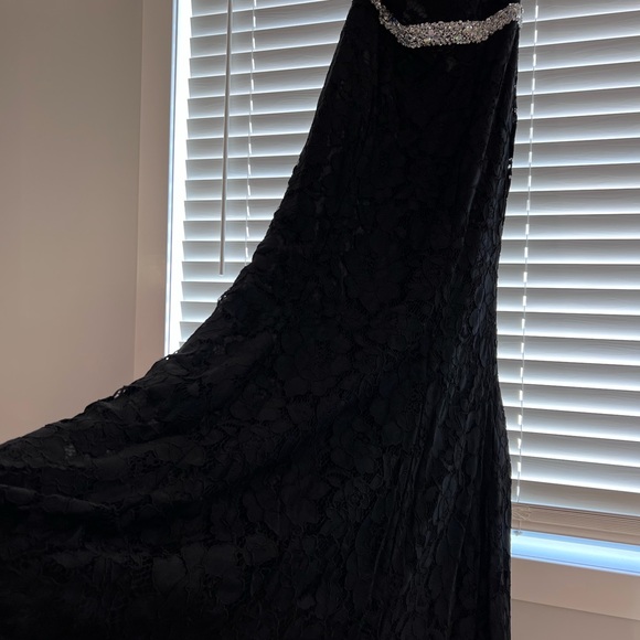 Black gown sz 8 - Picture 4 of 7